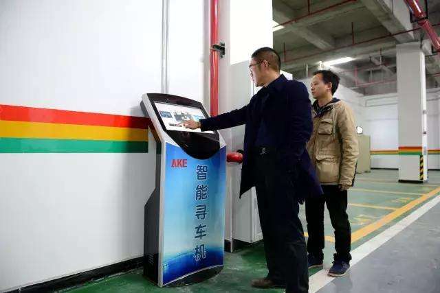 熙雅盟觸摸一體機(jī)被用于智能選車.jpg